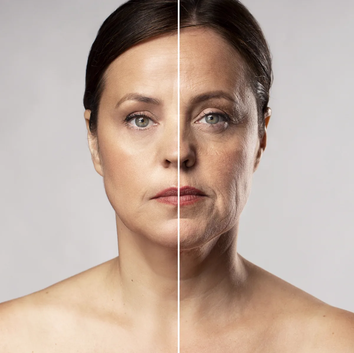 Comparativo de pele do rosto: metade com aspecto renovado e firme, metade com rugas, flacidez e manchas da idade
